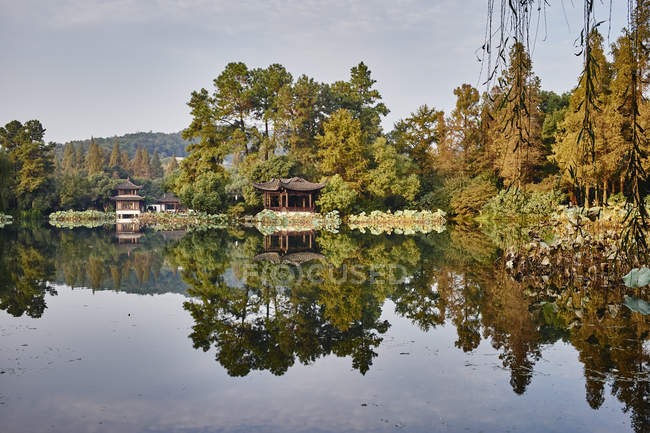 Mirror image of trees and traditional buildings on Westlake, Hangzhou, China — Stock Photo