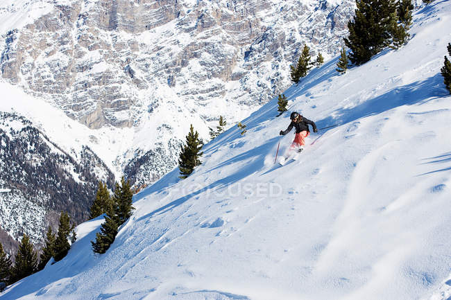 Esquí femenino montaña abajo - foto de stock
