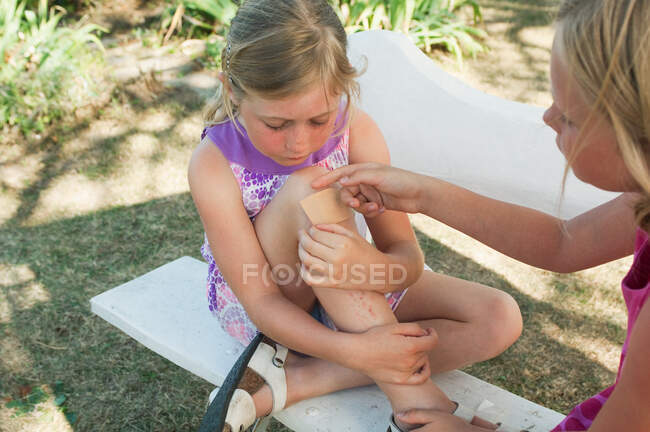 Fille avec genou blessé — Photo de stock