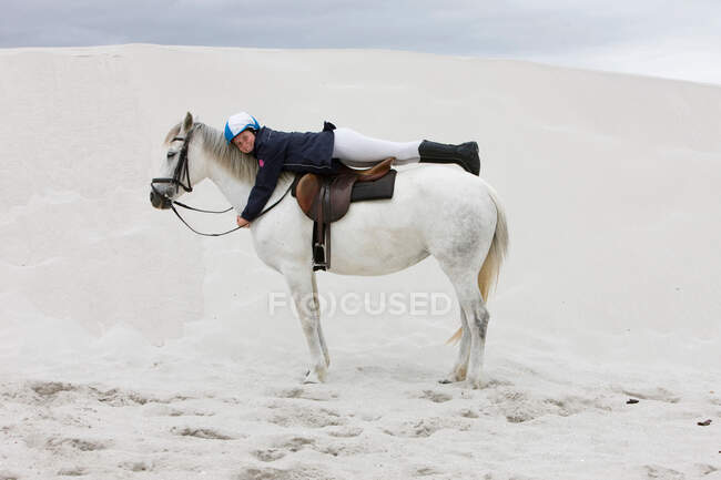 Equitazione sulla spiaggia — Foto stock
