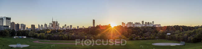East Riverdale park at sunset in fall, Toronto, Ontario, Canadá , - foto de stock
