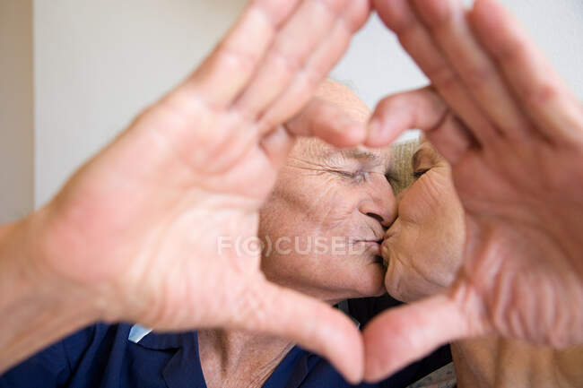 Una coppia senior che bacia — Foto stock