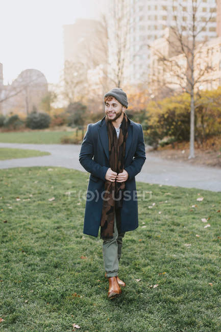 Young man in park, Boston, Massachusetts, USA — Stock Photo