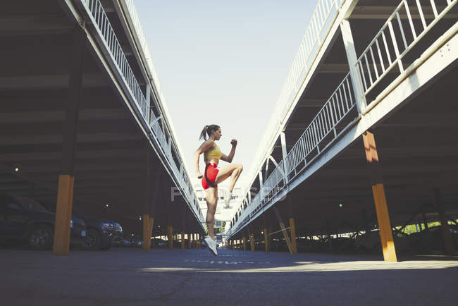 Jeune femme faisant de l'exercice en milieu urbain — Photo de stock