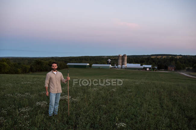 Retrato do agricultor no terreno — Fotografia de Stock