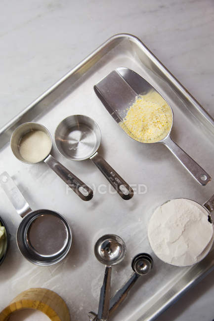 Верхний вид серебряной посуды на поднос для выпечки — стоковое фото