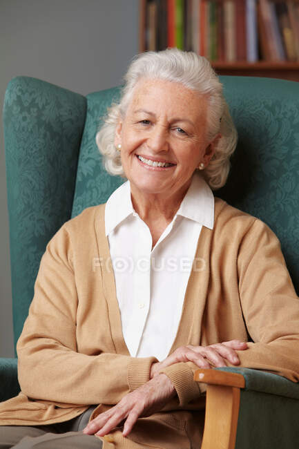 Senior woman smiling, portrait — Stock Photo