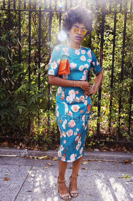 Porträt einer jungen Modebloggerin mit Afro-Haaren, die auf dem Bürgersteig des Parks in New York wartet, USA — Stockfoto