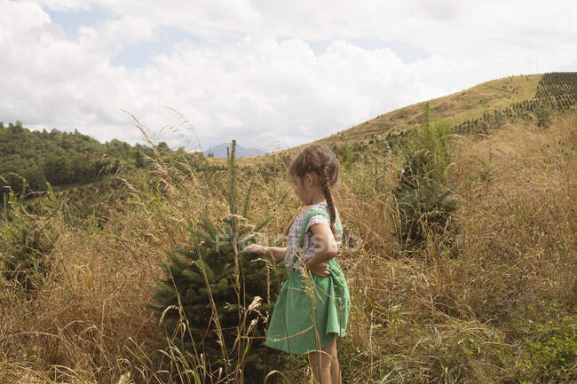 Giovane ragazza esplorare all'aperto — Foto stock