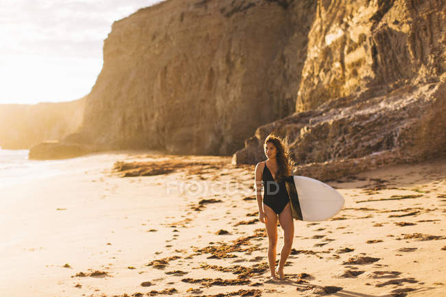 Surfista con tavola da surf sulla spiaggia, Santa Cruz, California, USA — Foto stock