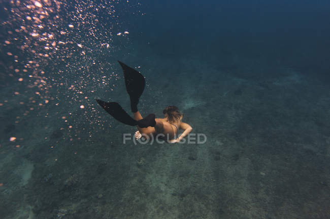 Mulher de mergulho livre no mar — Fotografia de Stock