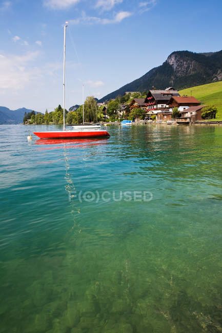 Yacht on wolfgangsee calm lake — Stock Photo