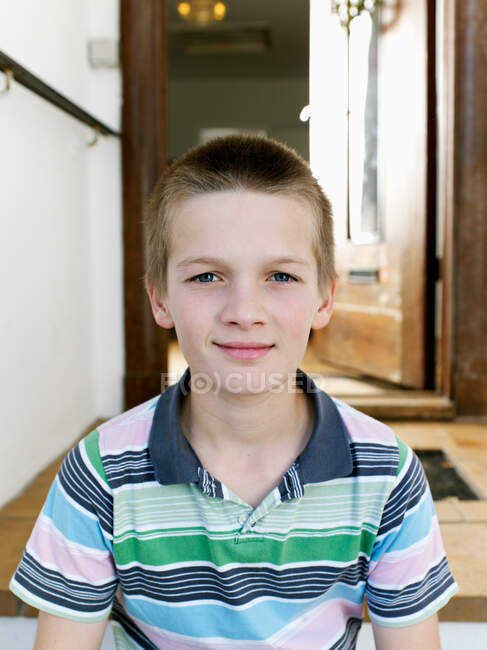 Retrato de menino jovem — Fotografia de Stock