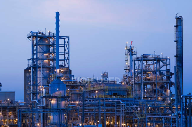 Refinaria de petróleo e gás — Fotografia de Stock