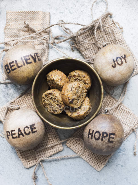 Vue du dessus des biscuits dans un bol entouré de décorations de Noël — Photo de stock