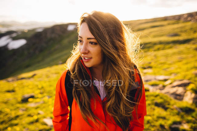 Retrato de mulher olhando para longe e sorrindo, Rocky Mountain National Park, Colorado, EUA — Fotografia de Stock