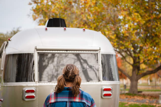 Вид сзади на женщину, смотрящую на фургон Кемпер, Вашингтон, США — стоковое фото