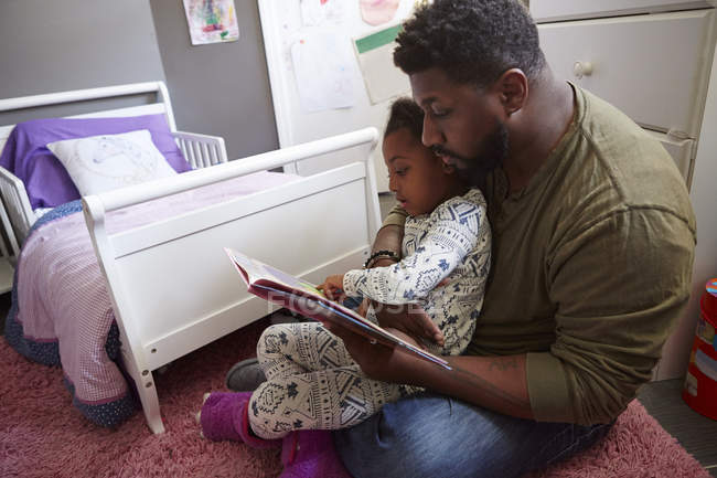 Pai lendo para filha — Fotografia de Stock