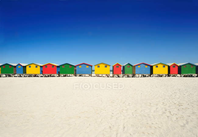 Яскраво-кольорові пляжні хатини — стокове фото