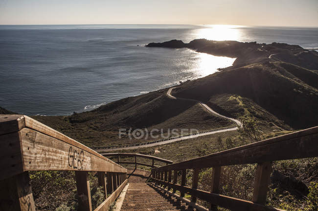 Vista da escadaria costeira e do mar ao pôr do sol, San Francisco, Califórnia, EUA — Fotografia de Stock