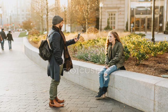 Young couple taking photograph in city, Boston, Massachusetts, USA — Stock Photo