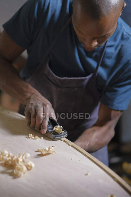Handwerker bastelt Paddelbrett in Werkstatt — Stockfoto