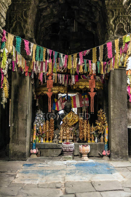 Sanctuaire bouddhiste dans le temple d'Angkor Wat — Photo de stock