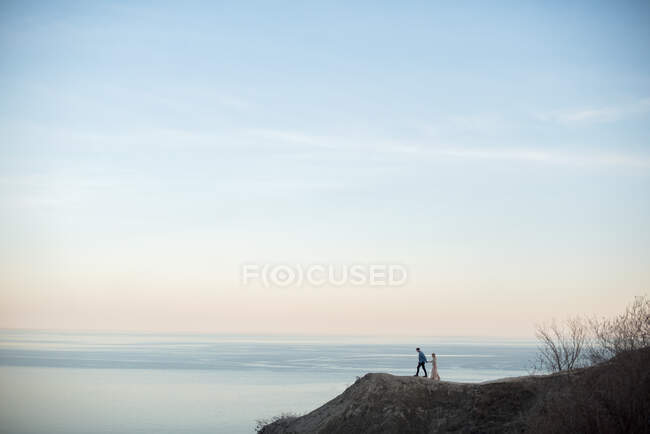 Coppia godendo la vista sulla scogliera, Ottawa, Ontario — Foto stock