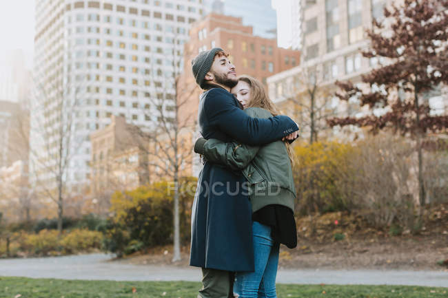 Young couple hugging in park, Boston, Massachusetts, USA — Stock Photo