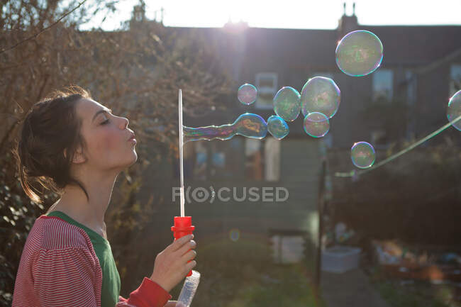 Giovane donna soffia bolle all'aperto — Foto stock