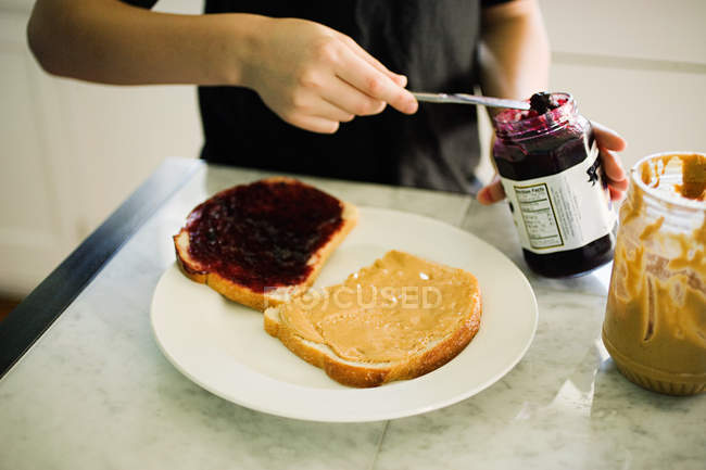 Imagem cortada de menino fazendo sanduíche — Fotografia de Stock