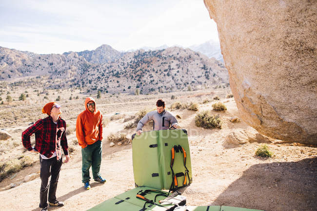 Climbers with bouldering mat, Buttermilk Boulders, Bishop, California, USA — Stock Photo