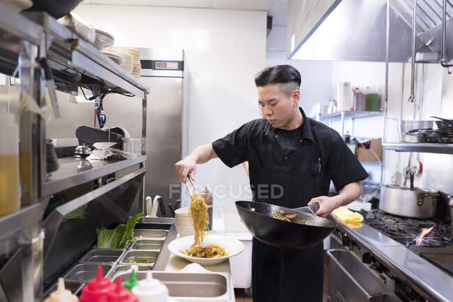 Chef na cozinha preparando alimentos — Fotografia de Stock