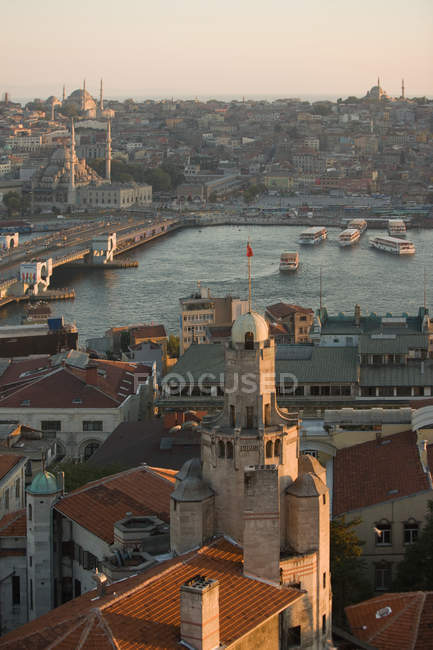 Puente de Galata con barcos al atardecer, Estambul, Turquía - foto de stock