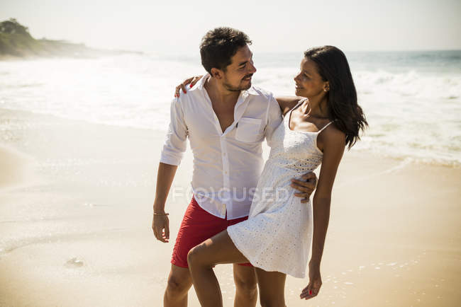 Romantic couple, Arpoador beach, Rio De Janeiro, Brazil — Stock Photo