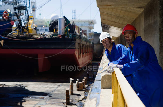 Retrato de dos trabajadores portuarios - foto de stock