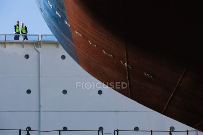 Ritratto di due lavoratori portuali — Foto stock