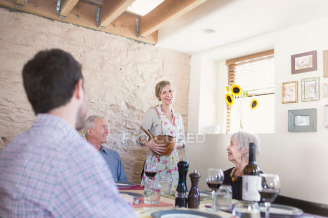 Família na sala de jantar na hora da refeição — Fotografia de Stock