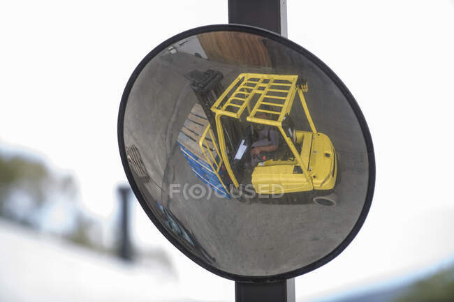 Cape Town, Sud Africa, specchio riflettente per la sicurezza stradale con carrello elevatore in vista della fabbrica di imballaggi — Foto stock