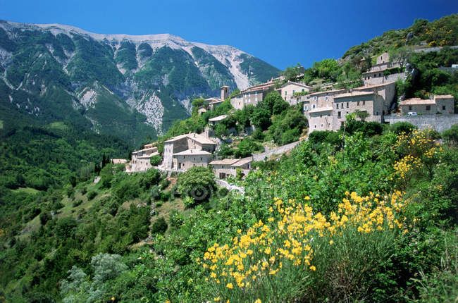 Brantes et le mont Verdoux, au nord des montagnes du Luberon — Photo de stock