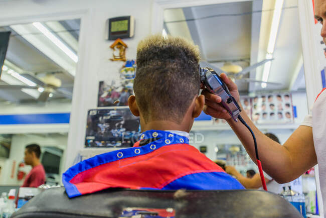 Parrucchiere taglio capelli ragazzo adolescente in barbiere — Foto stock