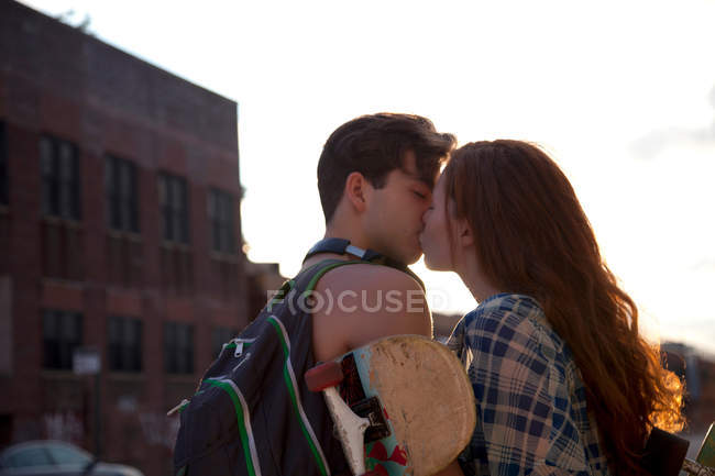 Jovem casal beijando ao ar livre — Fotografia de Stock