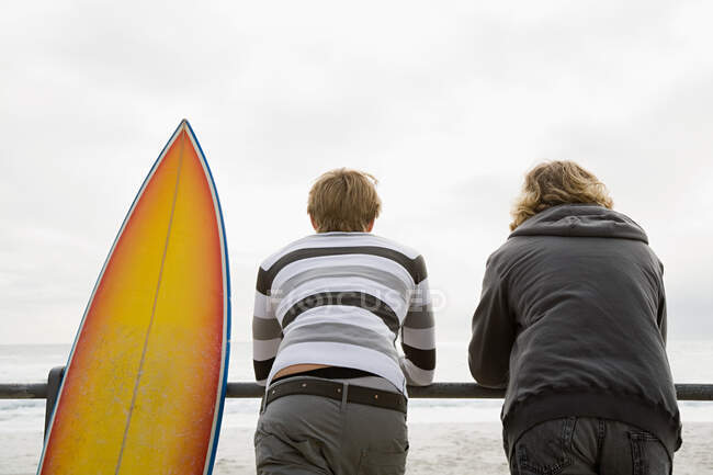 Adolescentes con tabla de surf - foto de stock