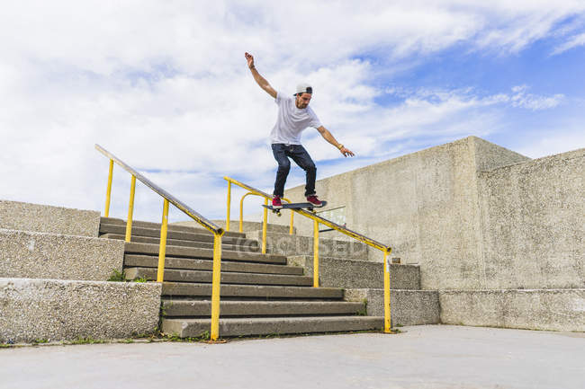 Skateboarder balancing on railing, Montreal, Quebec, Canadá - foto de stock