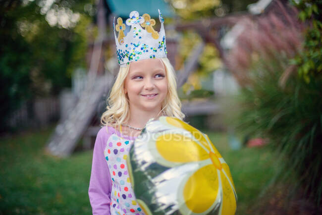 Girl in bejewelled paper crown — Stock Photo