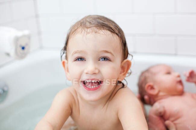 Ragazza bambino in bagno con sorella neonata — Foto stock