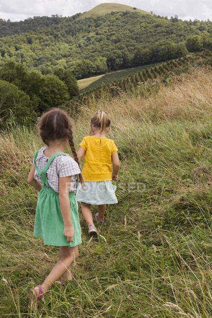 Two young girls exploring outdoors — Stock Photo
