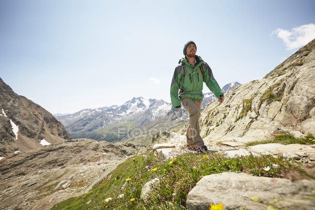 Young male hiker hiking Val Senales Glacier, Val Senales, South Tyrol, Italy — Stock Photo