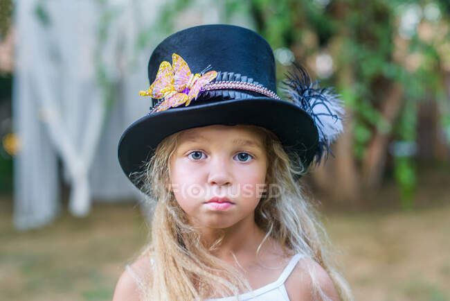 Ritratto di giovane ragazza, indossa il cappello a cilindro — Foto stock