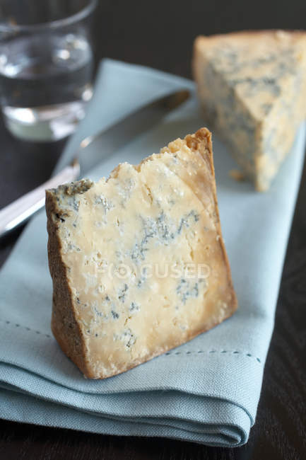 Close up tiro de queijo azul no guardanapo de pano — Fotografia de Stock